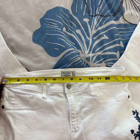 ABERCROMBIE & FITCH • White Jeans w/ Blue Embroider Flowers • sz 29/8 - Picture 11 of 11